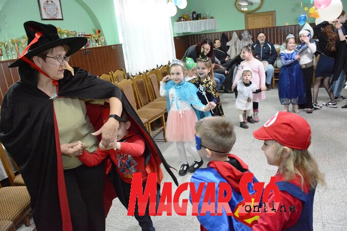 A vasorrú bába vezette a moldvai táncot (Fotó: Paraczky László felvétele)