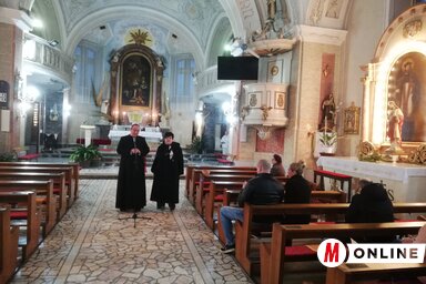 dr. Kara Nándor és dr. Szőke Anna, jobbról az egyik Than Mór-festmény / Tóth Péter felvétele