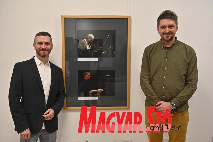 Kollégánk és Aleksandar Uzelac jazz-zongorista a róla készült kép előtt (Fotó: Ótos András felvétele) Kollégánk és Aleksandar Uzelac jazz-zongorista a róla készült kép előtt (Fotó: Ótos András felvétele)
