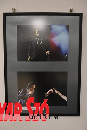 Nick Cave átváltozása a mefisztói megjelenéstől a sixtusi érintés replikájáig (Fotó: Ótos András felvétele) Nick Cave átváltozása a mefisztói megjelenéstől a sixtusi érintés replikájáig (Fotó: Ótos András felvétele)