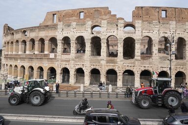 Tiltakozó olasz gazdák traktorokkal Rómában, a Colosseumnál (Fotó: Beta/AP)