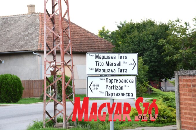 Példamutató: háromnyelvű utcanévtáblák mindenütt (Paraczky László felvétele) Példamutató: háromnyelvű utcanévtáblák mindenütt (Paraczky László felvétele)