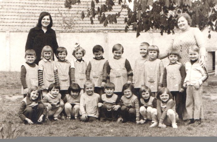 Mezei Mária (balról) első óvodás csoportja 1979-ből (Mezei Mária fényképgyűjteményéből) Mezei Mária (balról) első óvodás csoportja 1979-ből (Mezei Mária fényképgyűjteményéből)