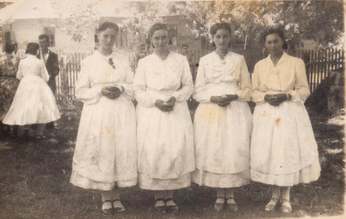 Bérmálkozás 1956-ban. Balról jobbra: Ivan Margit, Csizmár Mária, Iván Mária és Igrački Amália (Igrački Amália fényképgyűjteményéből) Bérmálkozás 1956-ban. Balról jobbra: Ivan Margit, Csizmár Mária, Iván Mária és Igrački Amália (Igrački Amália fényképgyűjteményéből)