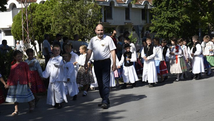 Imre kis táncos csapatával az Illés-napi felvonuláson (Fotó: Varga Zoltán)