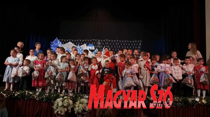 Az egyesület néptáncosai, citerásai a télapótól átvett csomagokkal a karácsonyi műsor végén (Vidács Hajnalka felvétele) Az egyesület néptáncosai, citerásai a télapótól átvett csomagokkal a karácsonyi műsor végén (Vidács Hajnalka felvétele)
