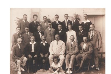 A SZAK vezetősége, a középső sorban jobbról Hőnig Izsó, középen fehér ruhában Milivoje Tešić