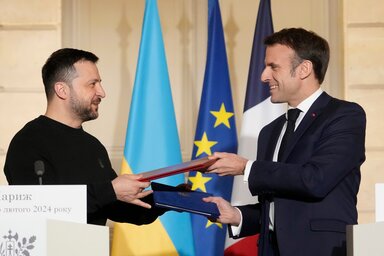 Volodimir Zelenszkij és Emmanuel Macron az aláírt megállapodásokkal (Fotó: Beta/AP)