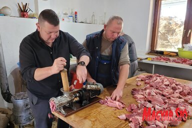 A férfiak kolbásztölteléket készítenek / Lakatos János felvétele
