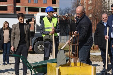 A tegnapi alapkőletételen (Fotó: Beta)