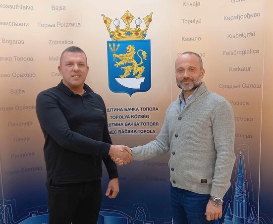 Bicók Tamás és Szatmári Adrián a topolyai polgármesteri hivatalban Bicók Tamás és Szatmári Adrián a topolyai polgármesteri hivatalban