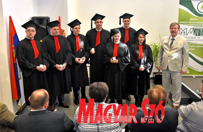 A hallgatók képzésük kezdetén egy mécsestartót, diplomájuk átvételekor pedig egy beleillő gyertyát kaptak, amely a tudás lángját jelképezi (Fotó: Gergely Árpád felvétele) A hallgatók képzésük kezdetén egy mécsestartót, diplomájuk átvételekor pedig egy beleillő gyertyát kaptak, amely a tudás lángját jelképezi (Fotó: Gergely Árpád felvétele)
