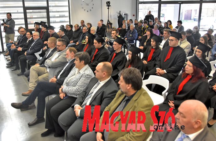 Az ünnepségen 16 végzett hallgató vehette át a diplomáját (Fotó: Gergely Árpád felvétele) Az ünnepségen 16 végzett hallgató vehette át a diplomáját (Fotó: Gergely Árpád felvétele)