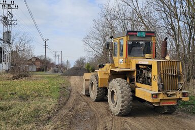 A héten megkezdték a mart aszfaltos utak kiépítését, több utat le fognak szórni, illetve már meglévőket kijavítják / Gunaras HK felvétele