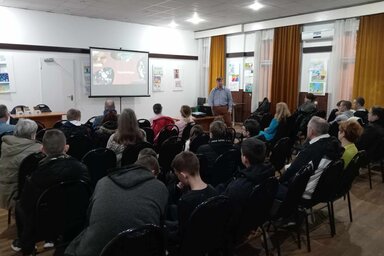 Oláh Csongor ökológus az előadása során a barlangászat terén szerzett tapasztalatairól beszélt / Turi Orsolya felvétele