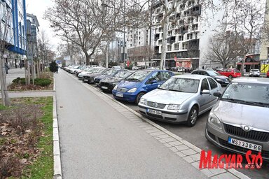 Hamarosan 149 parkolóhely épül újjá a Zsidó utca és a Makszim Gorkij utca közötti sugárútszakaszon (Fotó: Ótos András felvétele)