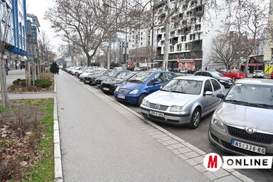 Hamarosan 149 parkolóhely épül újjá a Zsidó utca és a Makszim Gorkij utca közötti sugárútszakaszon (Fotó: Ótos András felvétele)