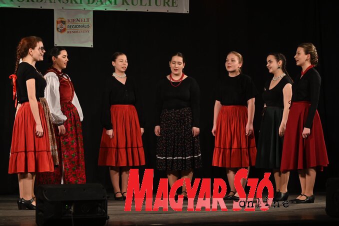 A tordai Kincsünk leánykórusa (Ótos András felvétele) A tordai Kincsünk leánykórusa (Ótos András felvétele)