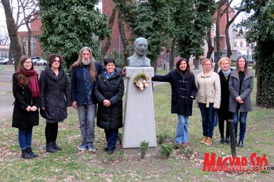 A Szabadkai Kortárs Galéria munkatársai Raichle Ferenc szobránál / Benedek Miklós felvétele