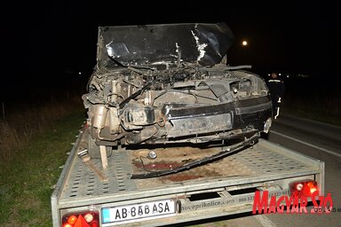 Az ütközésben a személygépkocsi eleje összetört (Gergely József felvétele)