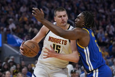 Néhány támadásban Kevon Looney próbálta centerposzton megfogni Jokićot… (Fotó: Beta/AP)
