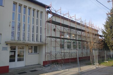 Az iskolai tornateremről eltávolították a tetőt és a mennyezetet (Fotó: Csincsik Zsolt)