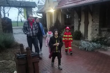 Érkeznek a résztvevők a farsangra / Gere Tünde felvétele