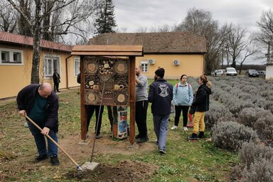 Az Arcus aktivistái és a Művelődési Ház munkatársai a tóparti Művésztelep udvarán, a levendulamező szomszédságában helyezték el a méhecskehotelt / Herceg Elizabetta felvétele