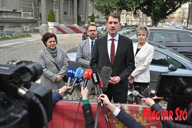Dr. Pásztor Bálint, a VMSZ megbízott elnöke a tárgyalást követően a sajtónak nyilatkozik (Ótos András felvétele)