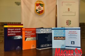 A Magyar Nemzeti Tanács szakkönyveket adott át a vajdasági magyar média szerkesztőségei részére