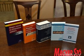 A Magyar Nemzeti Tanács szakkönyveket adott át a vajdasági magyar média szerkesztőségei részére