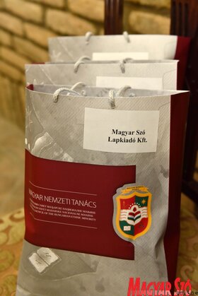 A Magyar Nemzeti Tanács szakkönyveket adott át a vajdasági magyar média szerkesztőségei részére