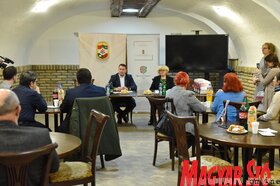 A Magyar Nemzeti Tanács szakkönyveket adott át a vajdasági magyar média szerkesztőségei részére