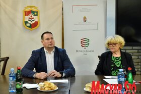 A Magyar Nemzeti Tanács szakkönyveket adott át a vajdasági magyar média szerkesztőségei részére