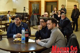 A Magyar Nemzeti Tanács szakkönyveket adott át a vajdasági magyar média szerkesztőségei részére