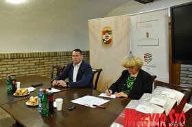 A Magyar Nemzeti Tanács szakkönyveket adott át a vajdasági magyar média szerkesztőségei részére