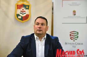 A Magyar Nemzeti Tanács szakkönyveket adott át a vajdasági magyar média szerkesztőségei részére