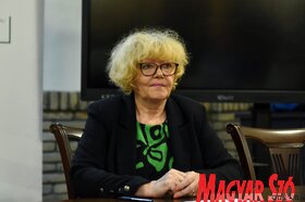A Magyar Nemzeti Tanács szakkönyveket adott át a vajdasági magyar média szerkesztőségei részére