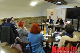 A Magyar Nemzeti Tanács szakkönyveket adott át a vajdasági magyar média szerkesztőségei részére