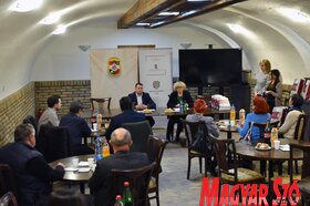 A Magyar Nemzeti Tanács szakkönyveket adott át a vajdasági magyar média szerkesztőségei részére