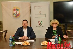 A Magyar Nemzeti Tanács szakkönyveket adott át a vajdasági magyar média szerkesztőségei részére