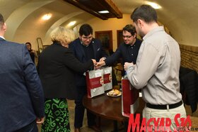 A Magyar Nemzeti Tanács szakkönyveket adott át a vajdasági magyar média szerkesztőségei részére