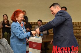 A Magyar Nemzeti Tanács szakkönyveket adott át a vajdasági magyar média szerkesztőségei részére
