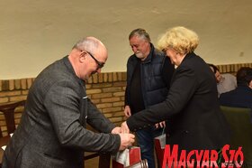 A Magyar Nemzeti Tanács szakkönyveket adott át a vajdasági magyar média szerkesztőségei részére