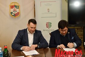 A Magyar Nemzeti Tanács szakkönyveket adott át a vajdasági magyar média szerkesztőségei részére