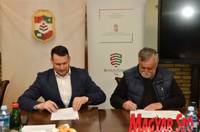 A Magyar Nemzeti Tanács szakkönyveket adott át a vajdasági magyar média szerkesztőségei részére