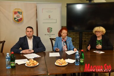 A Magyar Nemzeti Tanács szakkönyveket adott át a vajdasági magyar média szerkesztőségei részére