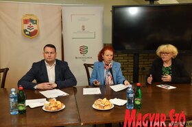 A Magyar Nemzeti Tanács szakkönyveket adott át a vajdasági magyar média szerkesztőségei részére