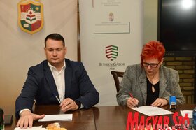 A Magyar Nemzeti Tanács szakkönyveket adott át a vajdasági magyar média szerkesztőségei részére