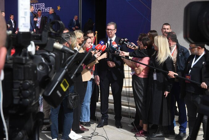 Aleksandar Vučić a sajtónak nyilatkozik (Fotó: Beta) Aleksandar Vučić a sajtónak nyilatkozik (Fotó: Beta)